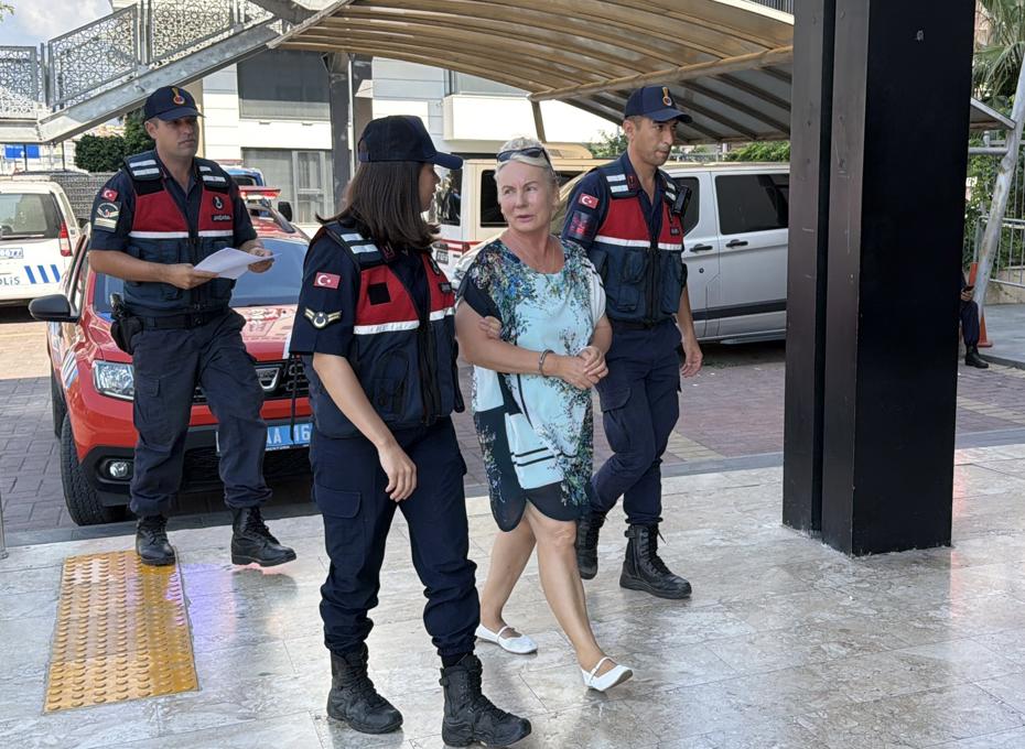 Haşema ile çocuğun havuza alınmadığı iddiası. Site yöneticisi tutuklandı