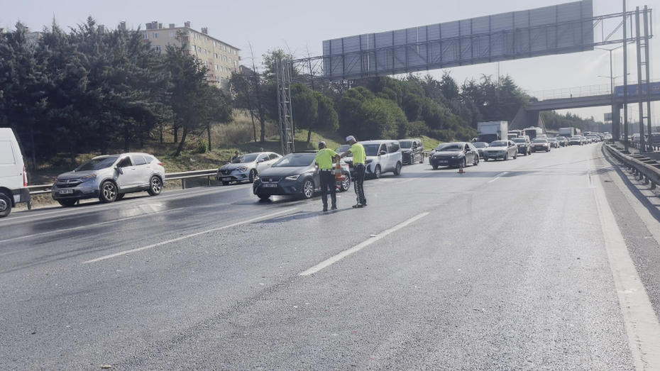 İstanbul'da TEM Otoyolu'nda Çok Araçlı Zincirleme Kaza: Trafik Durdu