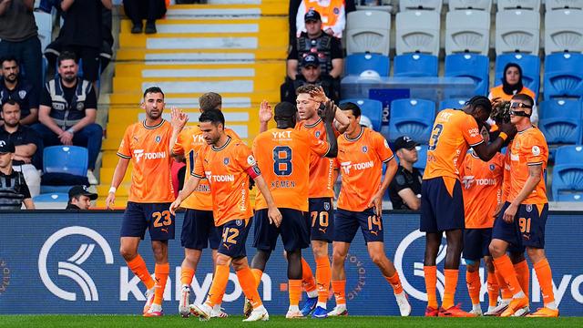 İstanbul Başakşehir, Kocaelispor'u Rahat Geçti