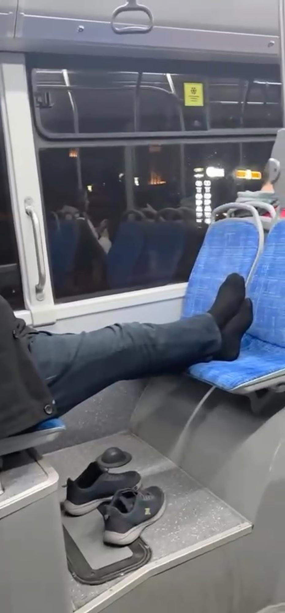 Otobüste Rahatlık Arayan Yolcunun Sıradışı Tavrıyla Gündem Oldu
