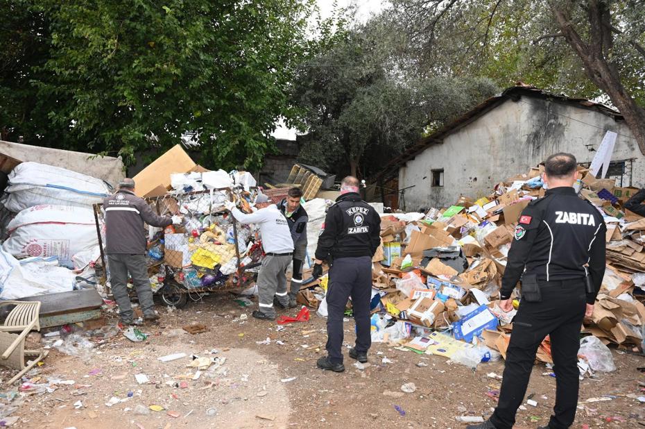 Antalya Kepez'de Çöp Ev Operasyonu Büyük Temizlikle Sonuçlandı