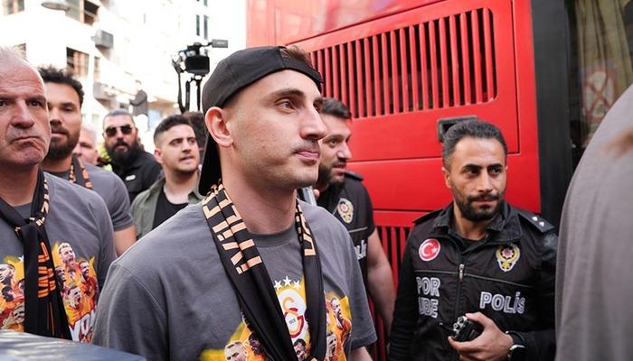 Kerem Aktürkoğlu’nun Galatasaray’daki bilmecesi neredeyse çözüldü! Yıldızın ismi ikna oldu, uçağa bindi… İşte yeni takımı Galatasaray