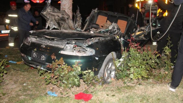 Trafik adasında önce otomobile, ardından ağaca çarptı: 1 ölü, 1 yaralı