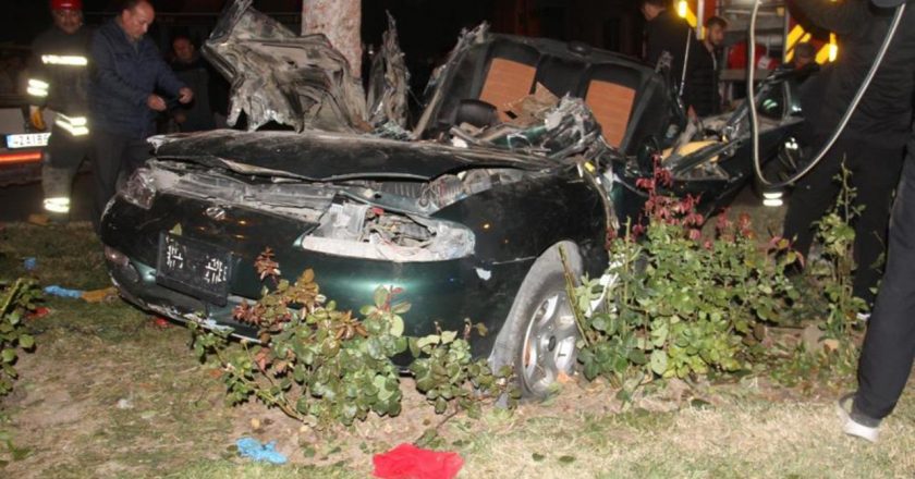 Trafik adasında önce otomobile, ardından ağaca çarptı: 1 ölü, 1 yaralı