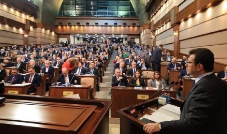 AKP'liler İstanbul Büyükşehir Belediye Meclisi'nde bütçe oturumunu terk etti – Son Dakika Siyasi Haber