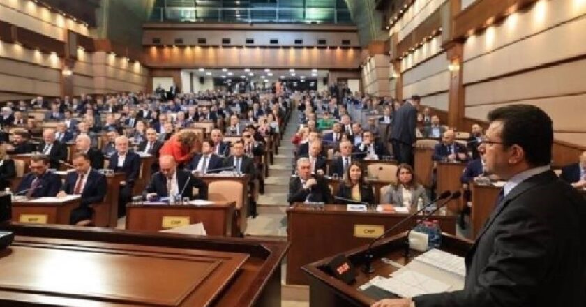 AKP'liler İstanbul Büyükşehir Belediye Meclisi'nde bütçe oturumunu terk etti – Son Dakika Siyasi Haber