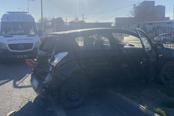 Minibüs Diyarbakır’da arabaya çarptı: 3 çocuk 6 yaralandı