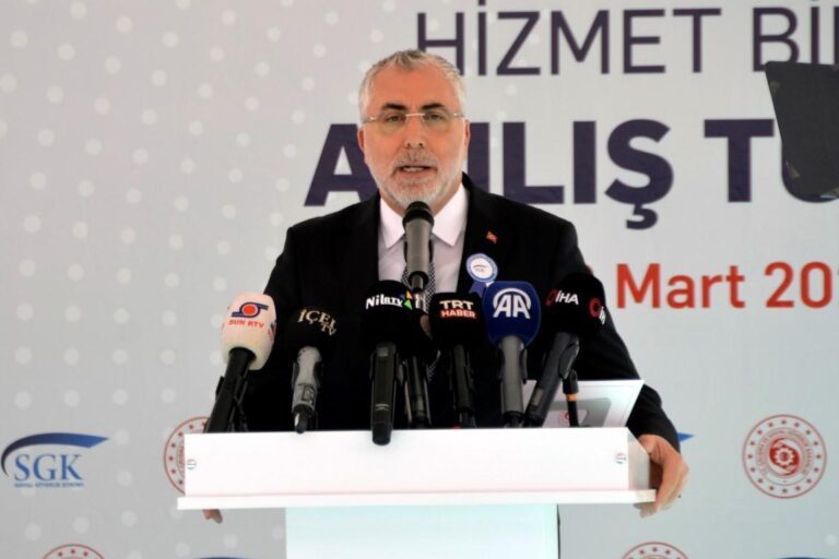 Çalışma ve Sosyal Güvenlik Bakanı Işanhan: Herkese ilk sınıf sağlık hizmetlerini sağlayan tek ülkeyiz