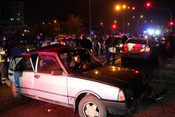 Kontrol Dışı Araba Kırmızı Işık Bekleyen Araçlara Vurdu: 9 Yaralı