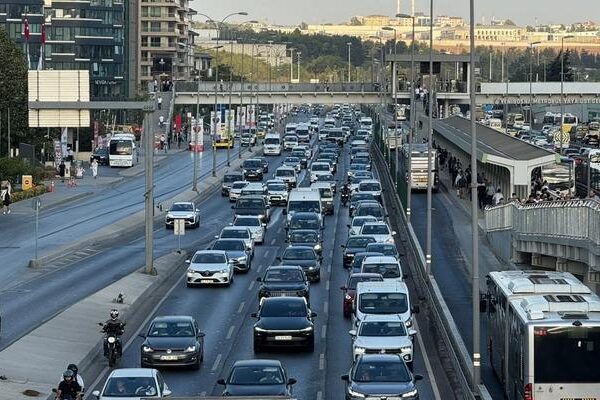 Yaz tatilleri sona erdi, okullarda uyum haftası başladı: İstanbul’da trafik yoğunluğu meydana geldi!