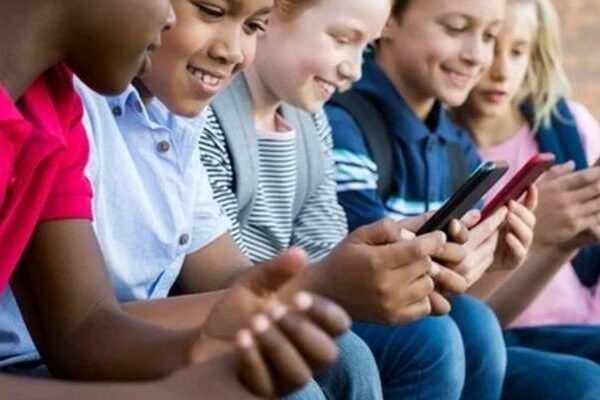 Karar verildi, gelecek yıl uygulamaya girecek! O ülkedeki okullarda telefon yasaklandı