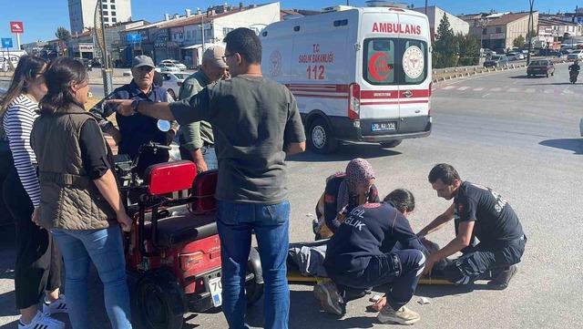 Üç tekerlekli elektrikli bisiklet otomobille çarpıştı