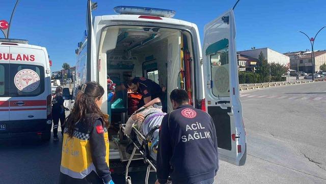 Üç tekerlekli elektrikli bisiklet otomobille çarpıştı