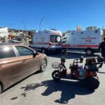 Üç tekerlekli elektrikli bisiklet otomobille çarpıştı