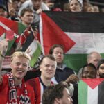 Norveçli taraftarlar İsrail’e 4 bin kırmızı kart gösterdi